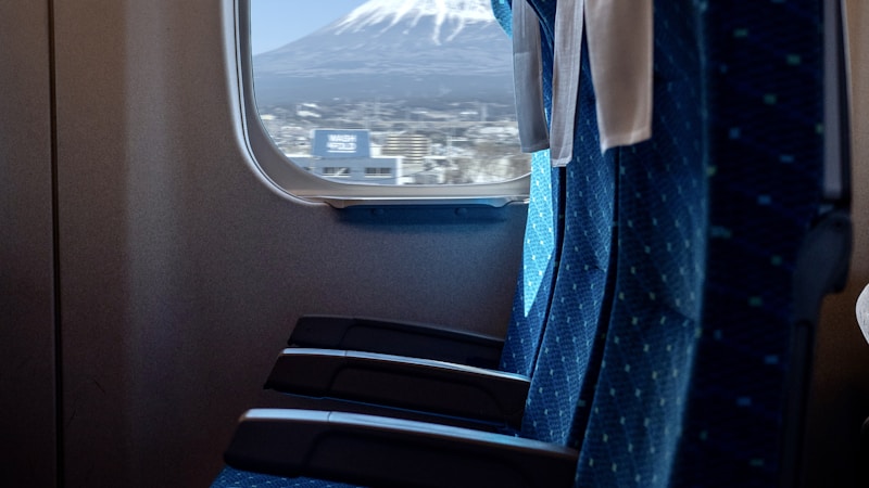 新幹線のコンセントはどこにある?車両別の場所と使い方をわかりやすく解説