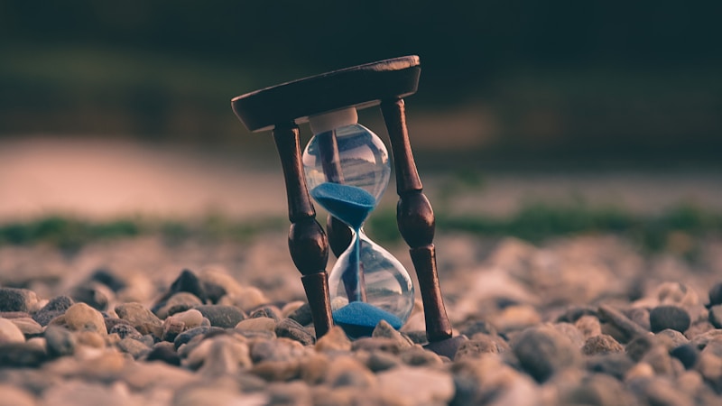 「刻」と「時」の違いをやさしく解説|意味・使い分け・時間表現のニュアンスがわかるタイトル