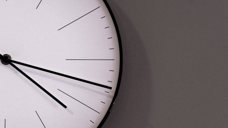 「刻」と「時」の違いをやさしく解説|意味・使い分け・時間表現のニュアンスがわかるタイトル
