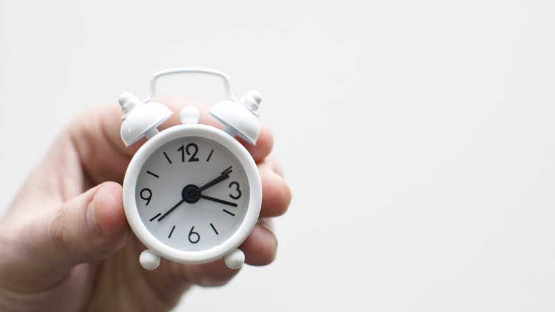 「刻」と「時」の違いをやさしく解説|意味・使い分け・時間表現のニュアンスがわかるタイトル