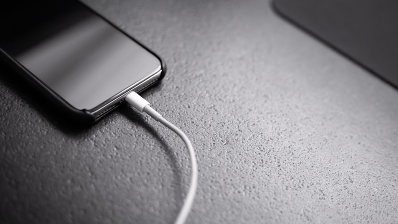 iPhoneでおすそ分け充電はできる?やり方・対応機種・できない理由をやさしく解説